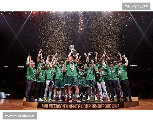 马拉加与贝蒂斯比赛期间球迷看台突发心脏骤停比赛暂时中断 马拉加与贝蒂斯比赛期间球迷看台突发心脏骤停比赛暂时中断